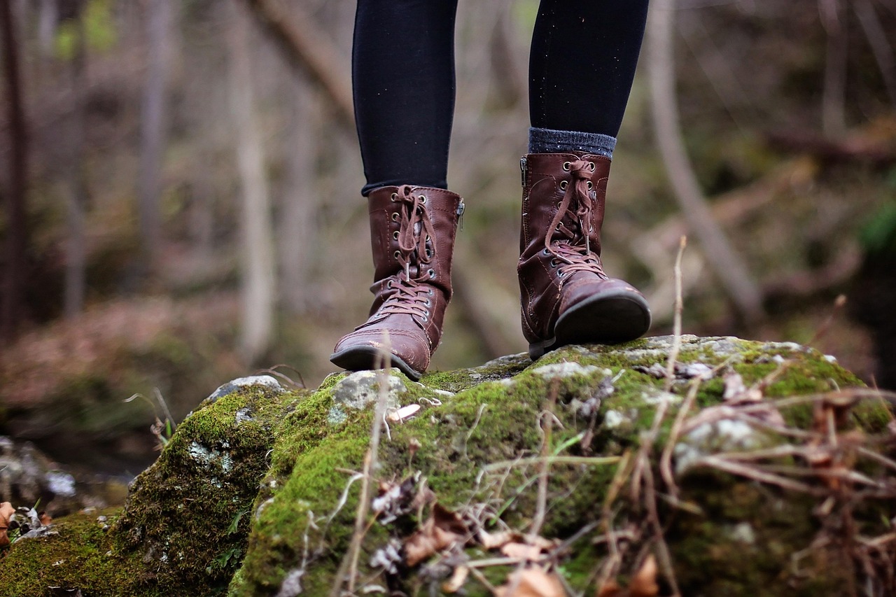 Gros plan sur bottes d'une randonneuse sur un rocher