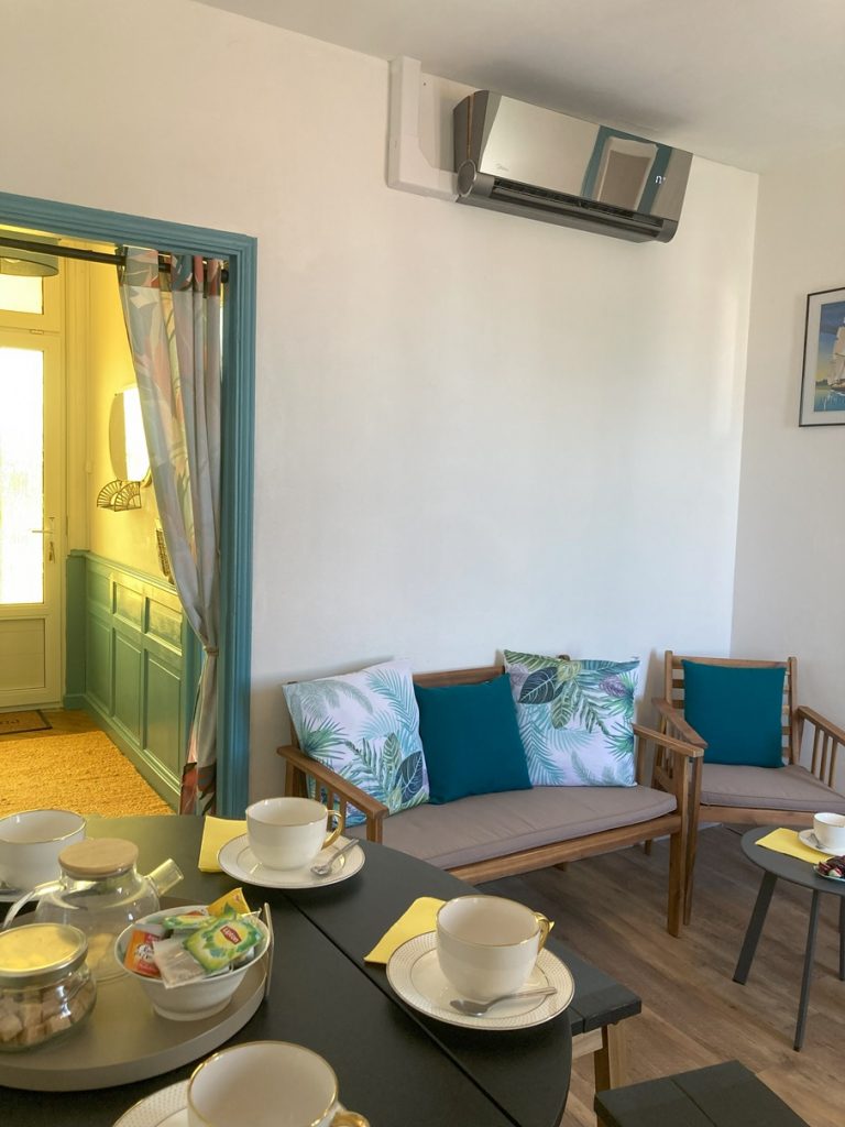 Espace petit-déjeuner, vue table et mobilier chambre d'hôtes