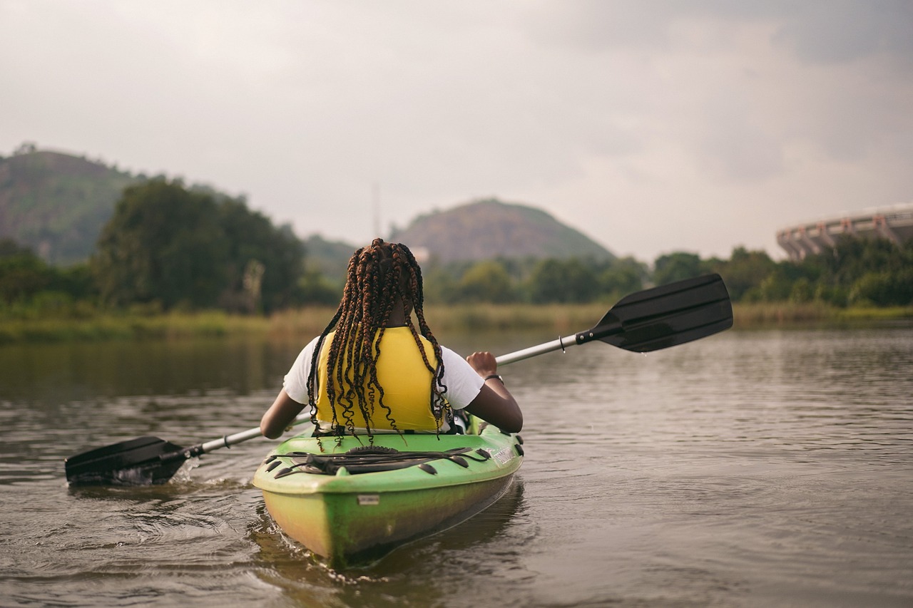Personne faisant du Kayak
