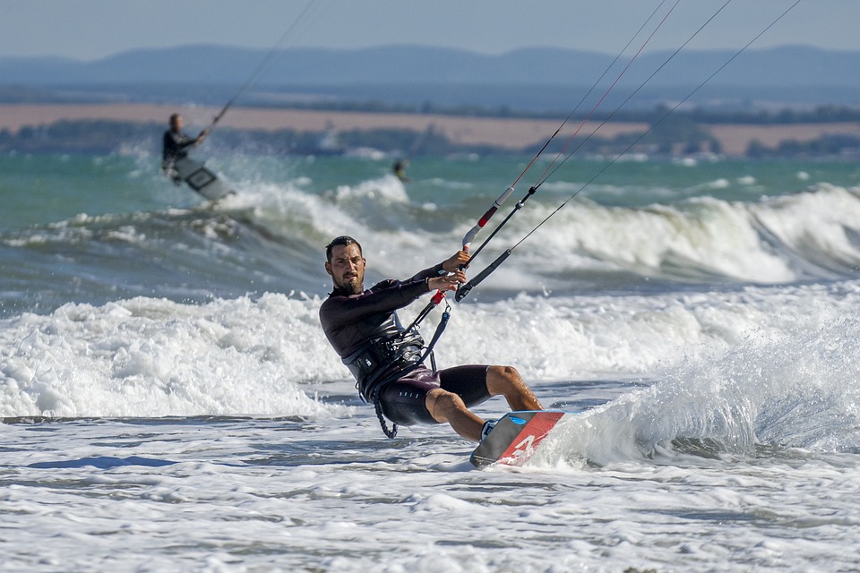 Personne pratiquant le kitesurf