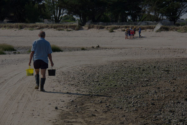 Homme pratiquant la pêche à pied à Port des Barques