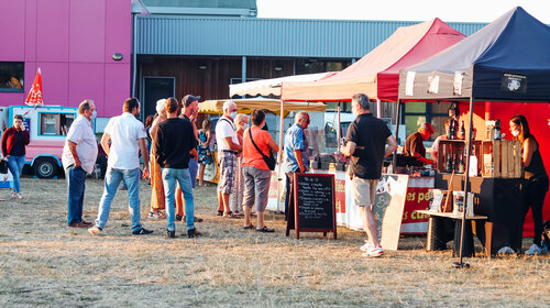 Stands lors d'un marché à Port des Barques
